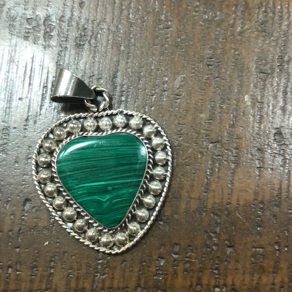 Sterling silver heart with green stone - Picture 1 of 3